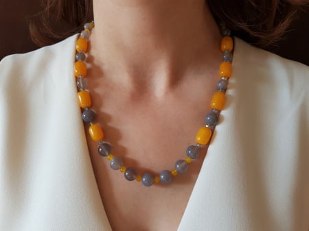 Coliere Handmade cu Pietre Semipretioase - Colier cu jad galben si cuart gri