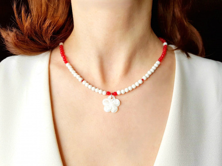 Coliere Handmade cu Pandantive - Colier cu jad rosu, jad alb, lava alba si pandantiv floare sidef