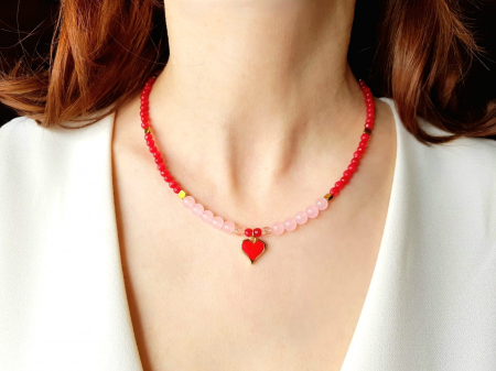 Coliere Handmade cu Pandantive - Colier cu jad rosu si cuart roz si pandantiv inima email