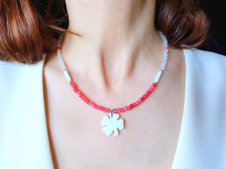 Coliere Handmade cu Pandantive - Colier cu jad roz, jad alb si pandantiv sidef trifoi 4 foi