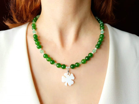 Coliere Handmade cu Pandantive - Colier cu jad verde, aventurin si pandantiv trifoi cu patru foi sidef
