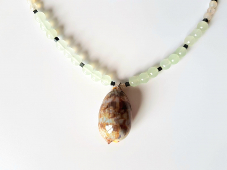 Colier cu jad vernil, hematit si pandantiv scoica naturala [5]