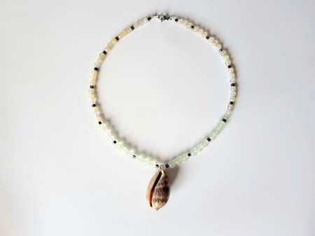 Colier cu jad vernil, hematit si pandantiv scoica naturala [2]