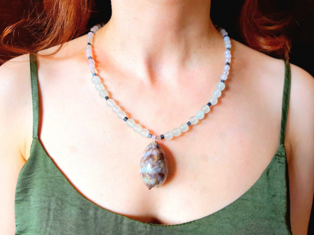 SEASHELL COLLECTION - Colier cu jad vernil, hematit si pandantiv scoica naturala