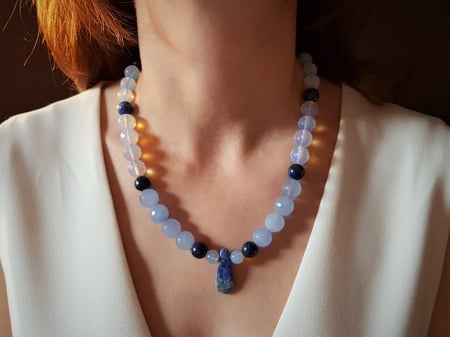 Coliere Handmade cu Pandantive - Colier cu lapis lazuli, agate si opalit