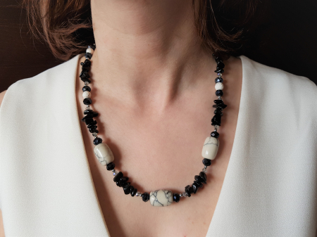 Coliere Handmade Medii - Colier cu onix chipsuri si howlit