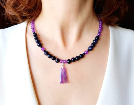 COLIERE - Colier cu piatra soarelui, jad lila si pandantiv ametist