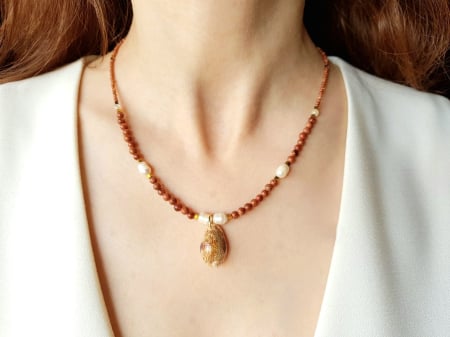 COLIERE - Colier cu piatra soarelui, perle, sidef si pandantiv scoica