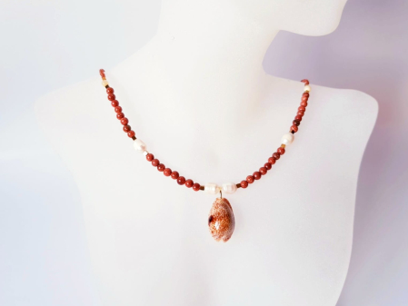 Coliere Handmade cu Pandantive - Colier cu piatra soarelui, perle, sidef si pandantiv scoica