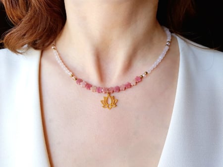 Coliere Handmade cu Pandantive - Colier cu rodonit, cuart roz, hematit si pandantiv lotus