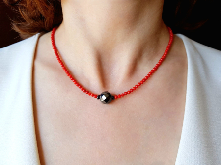 Coliere Handmade cu Pietre Semipretioase - Colier cu scoica rosie si hematit