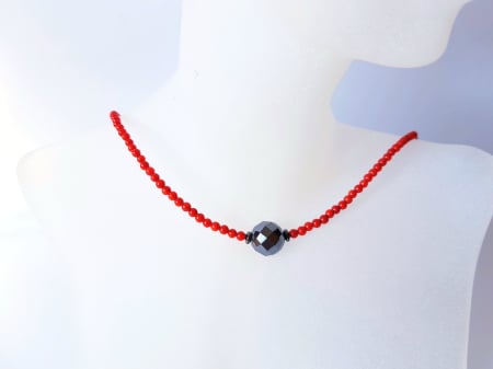 Coliere Handmade cu Pietre Semipretioase - Colier cu scoica rosie si hematit