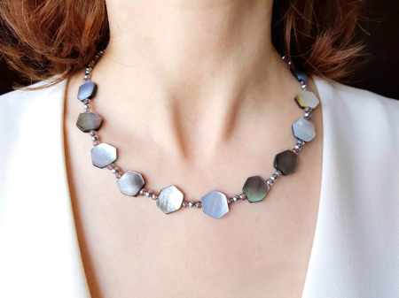 Coliere Handmade cu Pietre Semipretioase - Colier cu sidef gri si hematit argintiu