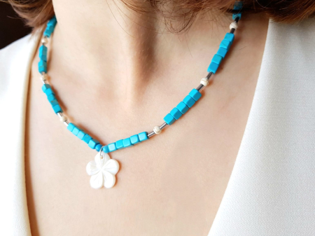Colier cu turcoaz, hematit, howlit si pandantiv floare din sidef [3]