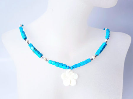 COLIERE - Colier cu turcoaz, hematit, howlit si pandantiv floare din sidef