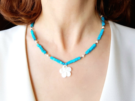 COLIERE - Colier cu turcoaz, hematit, howlit si pandantiv floare din sidef