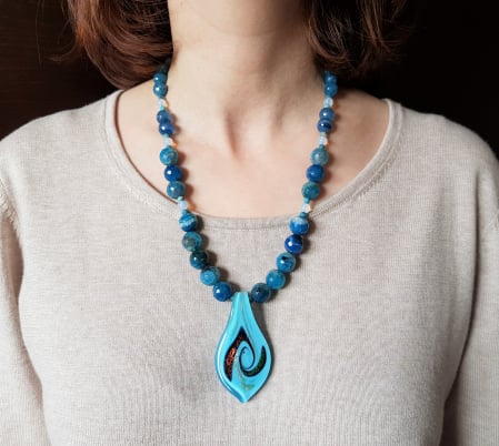 Coliere Handmade cu Pandantive - Colier de agate albastre cu pandantiv Murano bleu