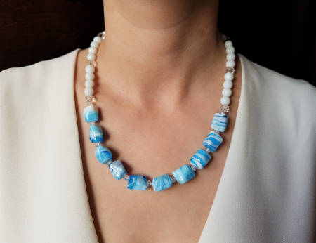 COLIERE - Colier de agate albe si margele lampwork