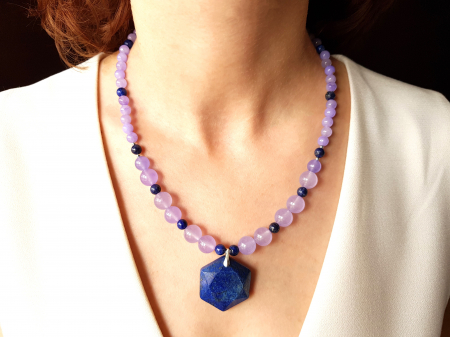 Coliere Handmade cu Pandantive - Colier de jad lila si lapis lazuli cu pandantiv lapis lazuli hexagonal