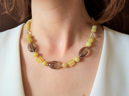 Coliere Handmade cu Pietre Semipretioase - Colier de jad verde, cuart fumuriu si agate galbene