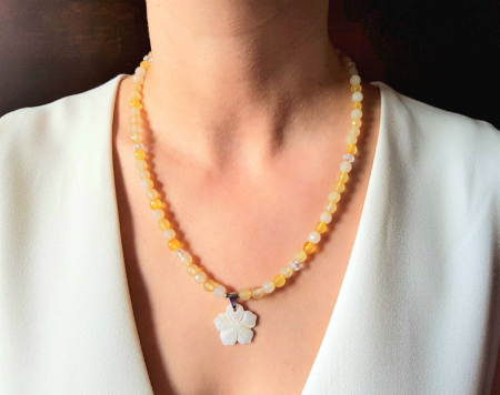 Coliere Handmade Medii - Colier din agate galbene cu pandantiv de sidef