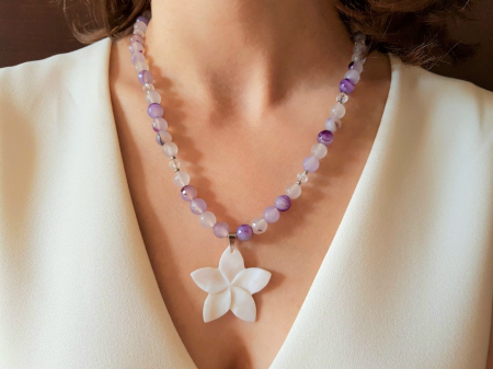 Coliere Handmade cu Pandantive - Colier din agate mov cu pandantiv din sidef floare