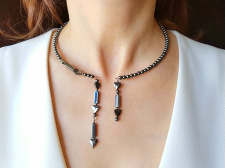 Coliere Handmade cu Pietre Semipretioase - Colier din hematit cu design deschis