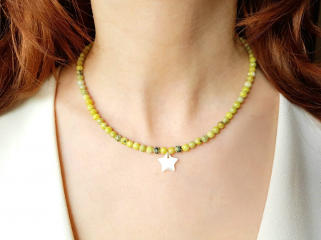 Coliere Handmade Scurte - Colier din jad canadian cu pandantiv steluta sidef