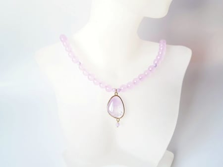 Coliere Handmade cu Pandantive - Colier din jad lila cu pandantiv ametist