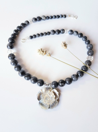 Colier din labradorit cu pandantiv floare din sidef gri [3]