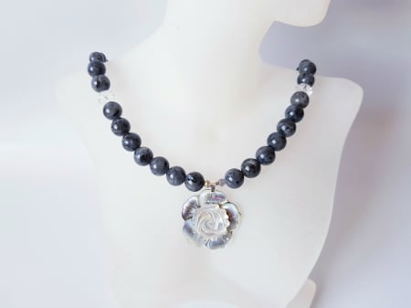 COLIERE - Colier din labradorit cu pandantiv floare din sidef gri