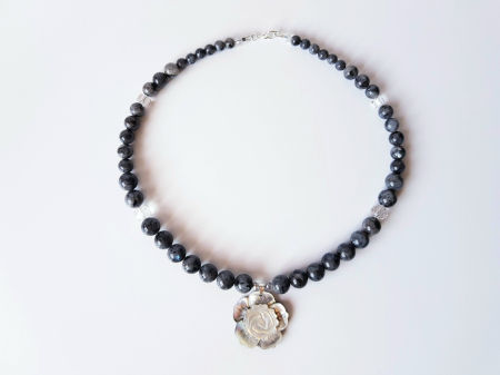 Colier din labradorit cu pandantiv floare din sidef gri [1]