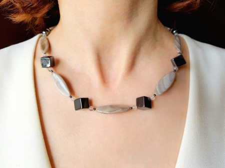 Coliere Handmade Medii - Colier din sidef gri, agat si hematit