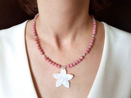 Coliere Handmade cu Pandantive - Colier jad roz cu pandantiv sidef floare