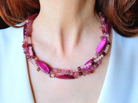 Coliere Handmade cu Pietre Semipretioase - Colier multisir cu jad crem, cuart cherry si sidef visiniu