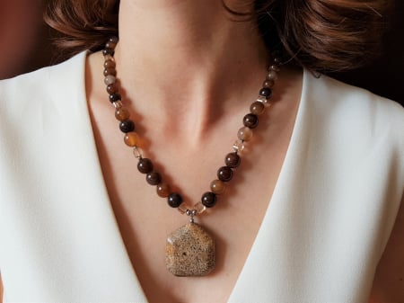 Coliere Handmade cu Pandantive - Colier din agate maro cu pandantiv din jasp
