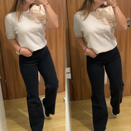 NOUTATI - Set blugi evazati elastici cu pietre+ bluza bej cu floare