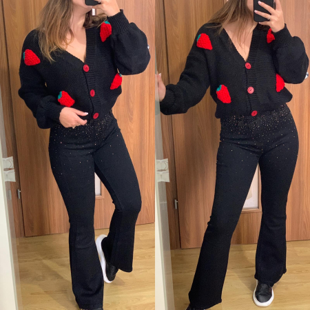 NOUTATI - Set blugi evazati elastici cu pietre+ pulover negru cu capsuni
