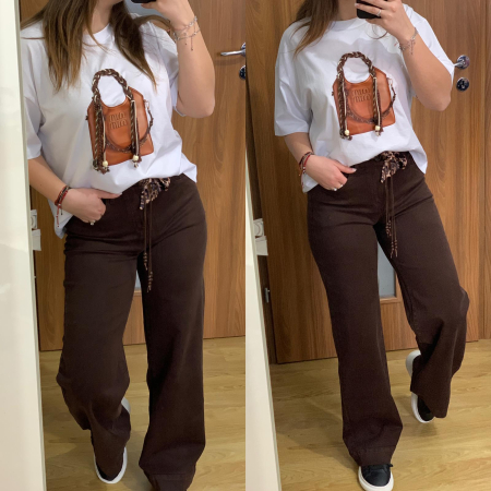 NOUTATI - Set blugi evazati elastici maro+ tricou alb cu accesorii 3D