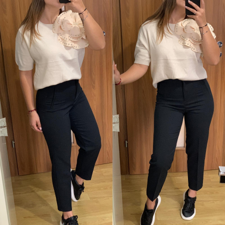 TOAMNĂ/IARNĂ - Set pantaloni negri office+ tricou bej cu floare accesorizata