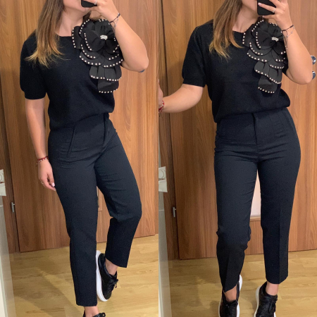 NOUTATI - Set pantaloni office negri+ tricou negru cu floare accesorizata