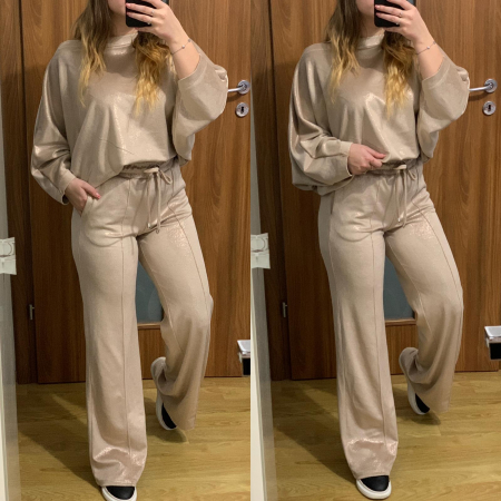 Trening evazat bej din catifea cu sclipici NOUTATI - Trening evazat bej din catifea cu sclipici