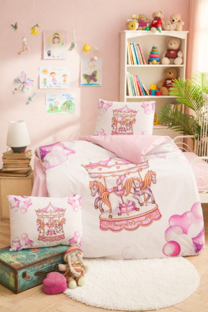 Lenjerii Pat - Lenjerie de Pat 4 Piese pentru Fetițe, Model Carusel Magic, 100X 150 CM