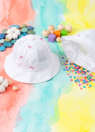Sepci si caciuli copii - Palarie pentru Fetite 0-6 luni, Plasa Respirabila, Broderie Fundite, Elastic de Fixare, Culoare Alb