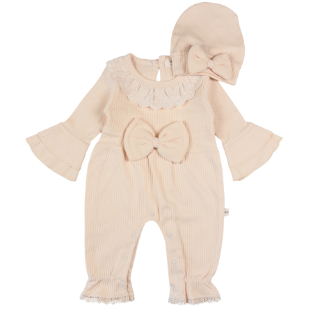 Haine bebelusi fete ❤️ - Salopetă Bej din Bumbac Texturat cu Volănașe și Turban Asortat