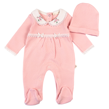 Haine bebelusi fete ❤️ - Salopetă Roz cu Guler Brodat și Căciuliță