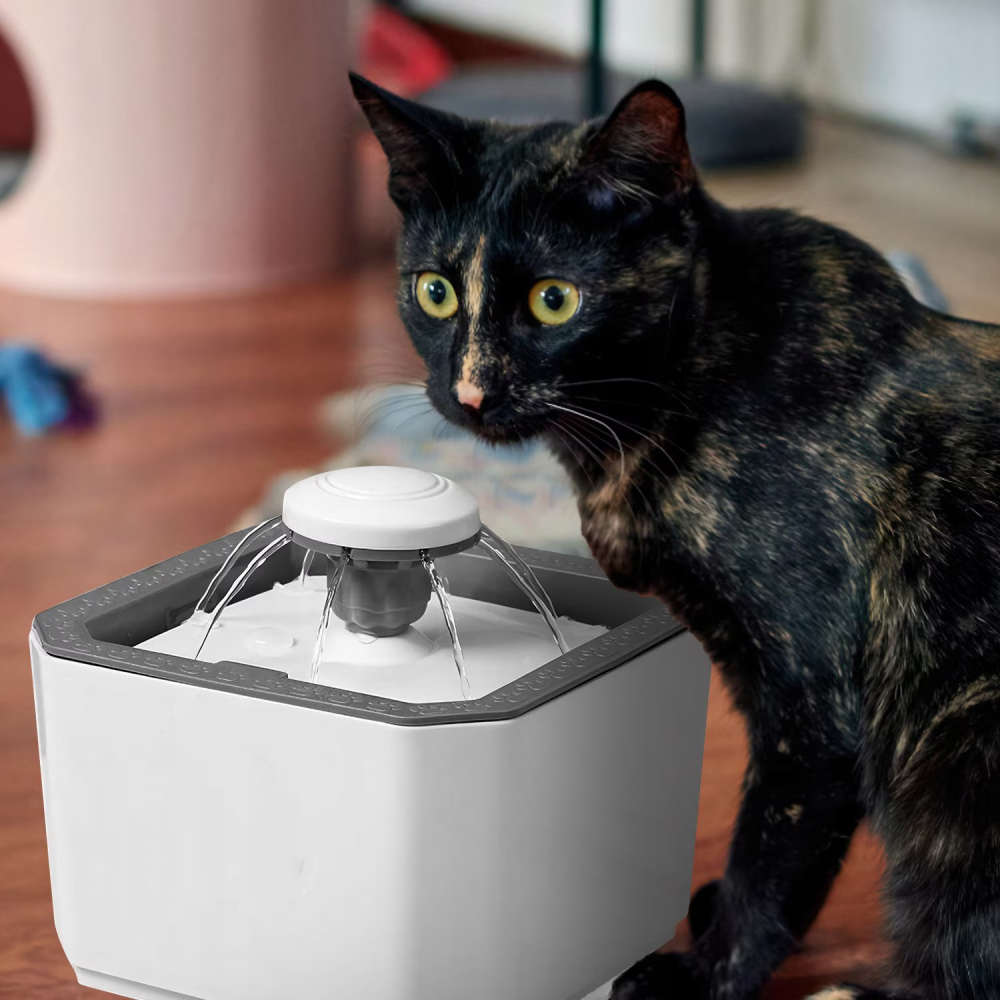 Dispenser de apa tip fantana NewEvo, ultra-sientioasa pentru caini si pisici cu filtru de carbon activat si hidratare neintrerupta a animalelor de companie, reglare a debitului de apa, incarcare USB, design modern, 2.5L, Alb [6]