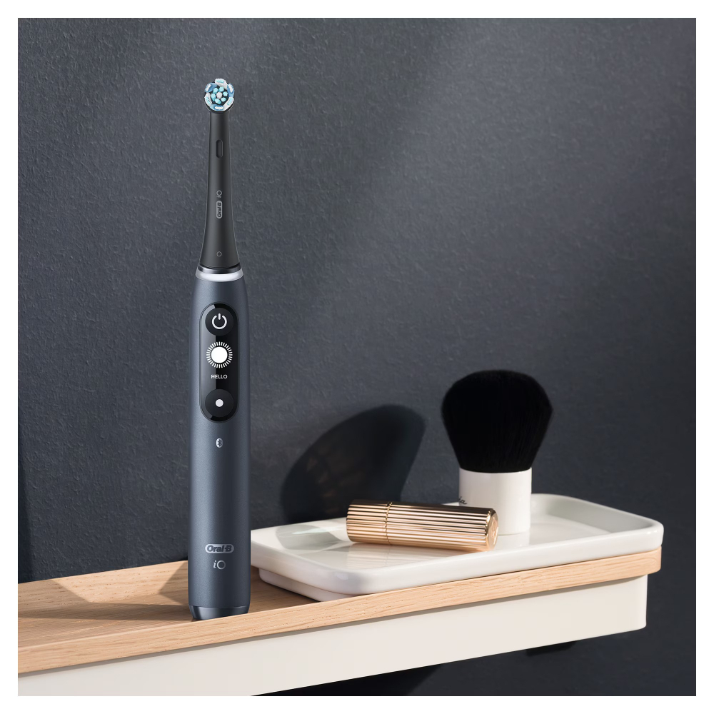 Periuta de dinti electrica Oral-B iO7 cu Tehnologie Magnetica si Micro-Vibratii, Inteligenta artificiala, Display led interactiv, Senzor de presiune Smart, Timer vizibil, 5 moduri, 1 capat, spare head holder, Incarcator magnetic, Trusa de calatorie, Negru [4]