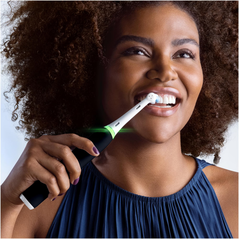 Set 2 x Periuta de dinti electrica Oral-B iO3 cu Tehnologie Magnetica si Micro-Vibratii, Senzor de presiune Smart, 3 moduri, 2 capete, Trusa de calatorie, Negru/Albastru [6]