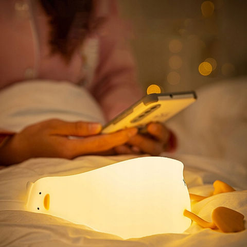 Lampa de Veghe Amuzanta NewEvo, Ratusca Adormita, Silicon Moale, Lumina Calda, 3 Intensitati, Functie de Cronometru, Picioare Multifunctionale, Suport pentru Telefon, Alb [1]